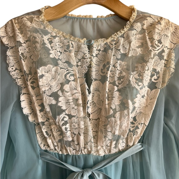 Blue and Cream Lace Robe - Picture 2 of 4
